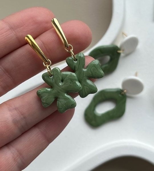 Жіночі сережки зелені листочки клевера глина