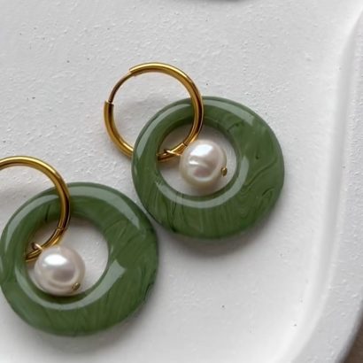 Стильні жіночі сережки круглі зелені глина та річкові перли