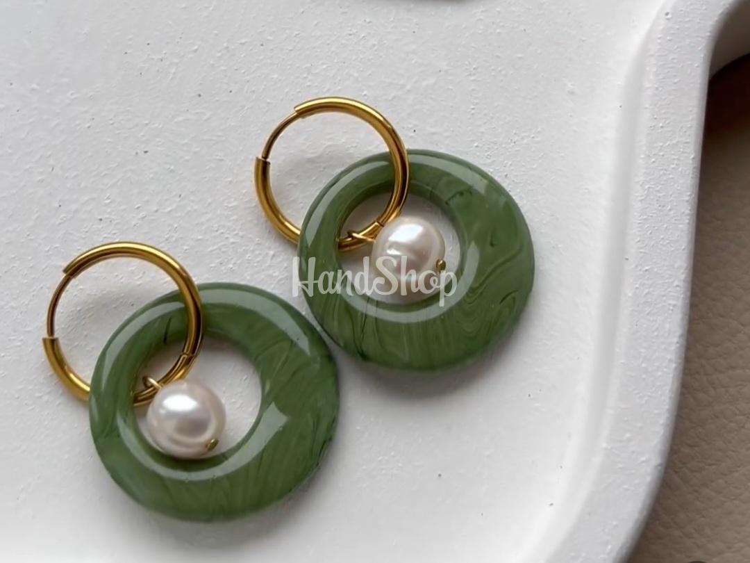 Стильні жіночі сережки круглі зелені глина та річкові перли Стильні жіночі сережки круглі зелені глина та річкові перли