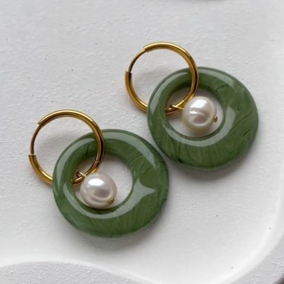 Стильні жіночі сережки круглі зелені глина та річкові перли