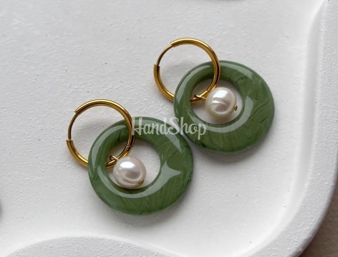 Стильні жіночі сережки круглі зелені глина та річкові перли Стильні жіночі сережки круглі зелені глина та річкові перли
