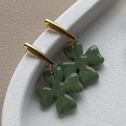 Жіночі сережки зелені листочки клевера глина