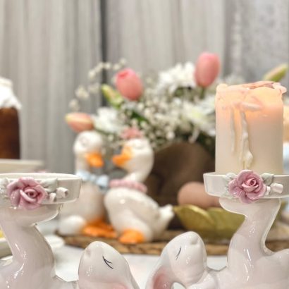 Білий порцеляновий кролик свічник з квітами троянди