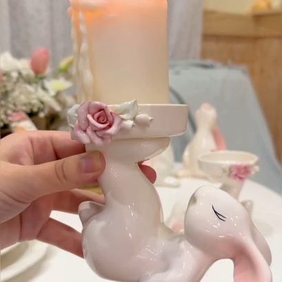 Білий порцеляновий кролик свічник з квітами троянди