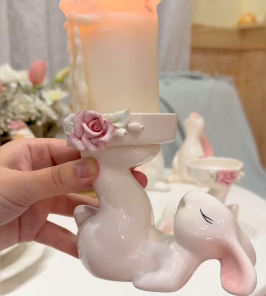 Білий порцеляновий кролик свічник з квітами троянди
