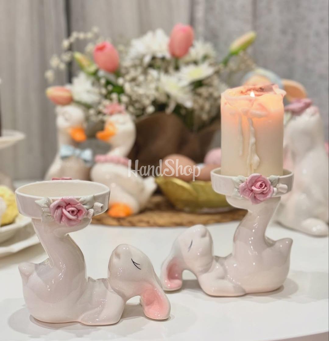 Білий порцеляновий кролик свічник з квітами троянди Білий порцеляновий кролик свічник з квітами троянди
