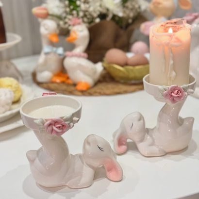 Білий порцеляновий кролик свічник з квітами троянди