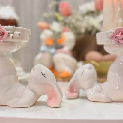 Білий порцеляновий кролик свічник з квітами троянди