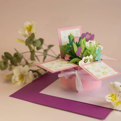 Жіноча листівка об’ємна коробочка сувенір з квітами