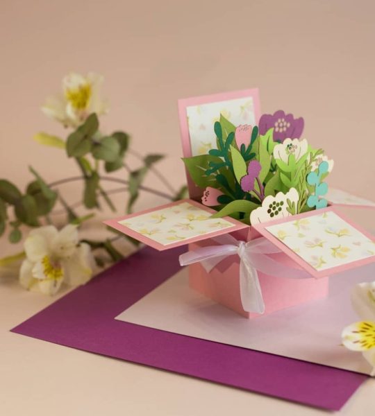 Жіноча листівка об’ємна коробочка сувенір з квітами