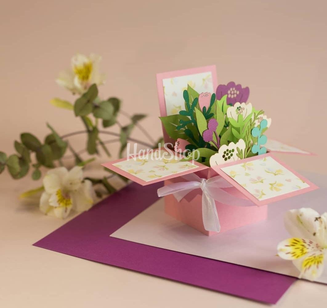 Жіноча листівка об’ємна коробочка сувенір з квітами Жіноча листівка об’ємна коробочка сувенір з квітами