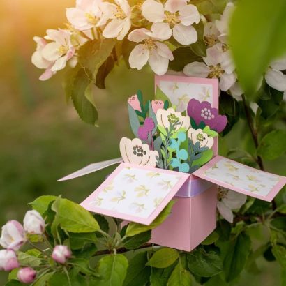 Жіноча листівка об'ємна коробочка сувенір з квітами