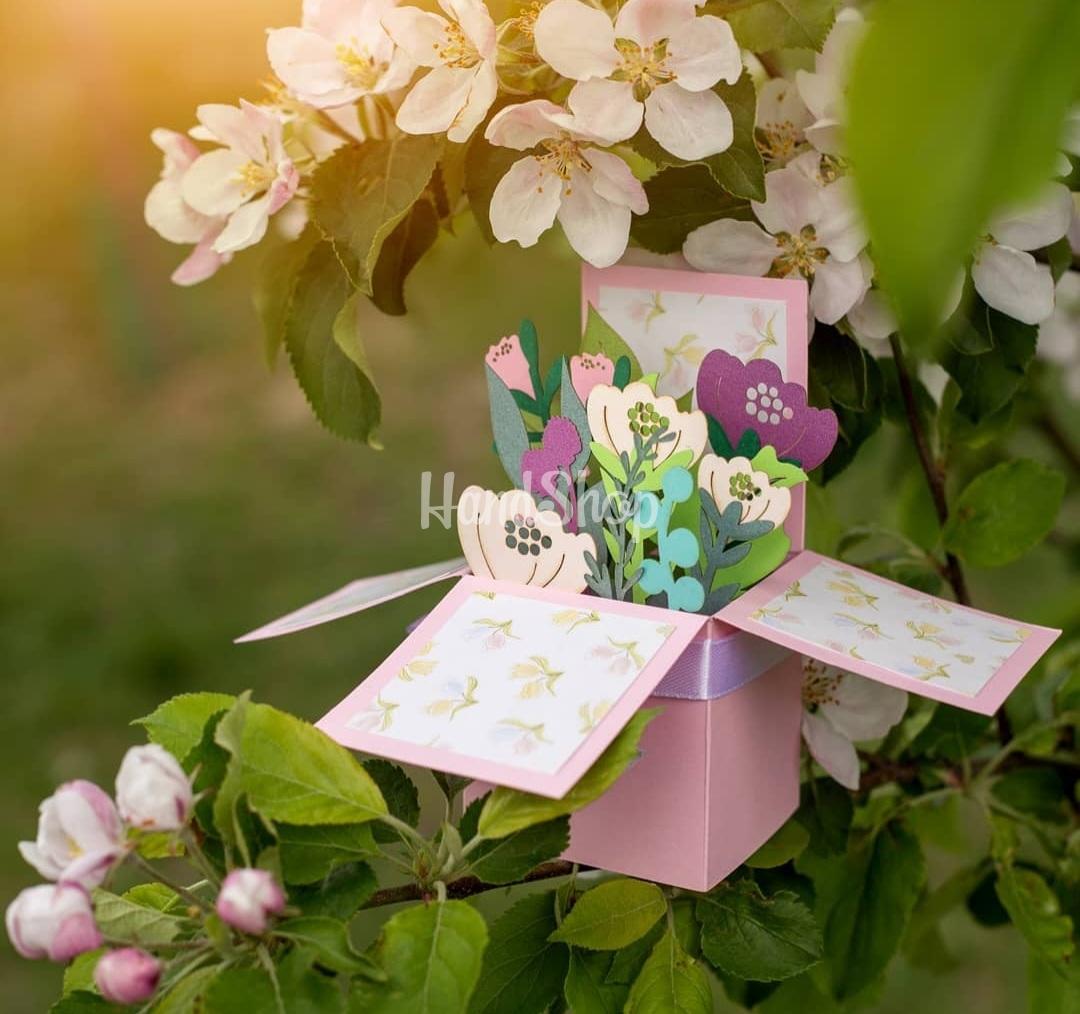 Жіноча листівка об'ємна коробочка сувенір з квітами Жіноча листівка об'ємна коробочка сувенір з квітами