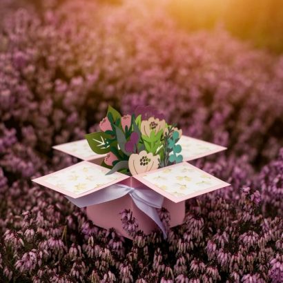 Жіноча листівка об'ємна коробочка сувенір з квітами