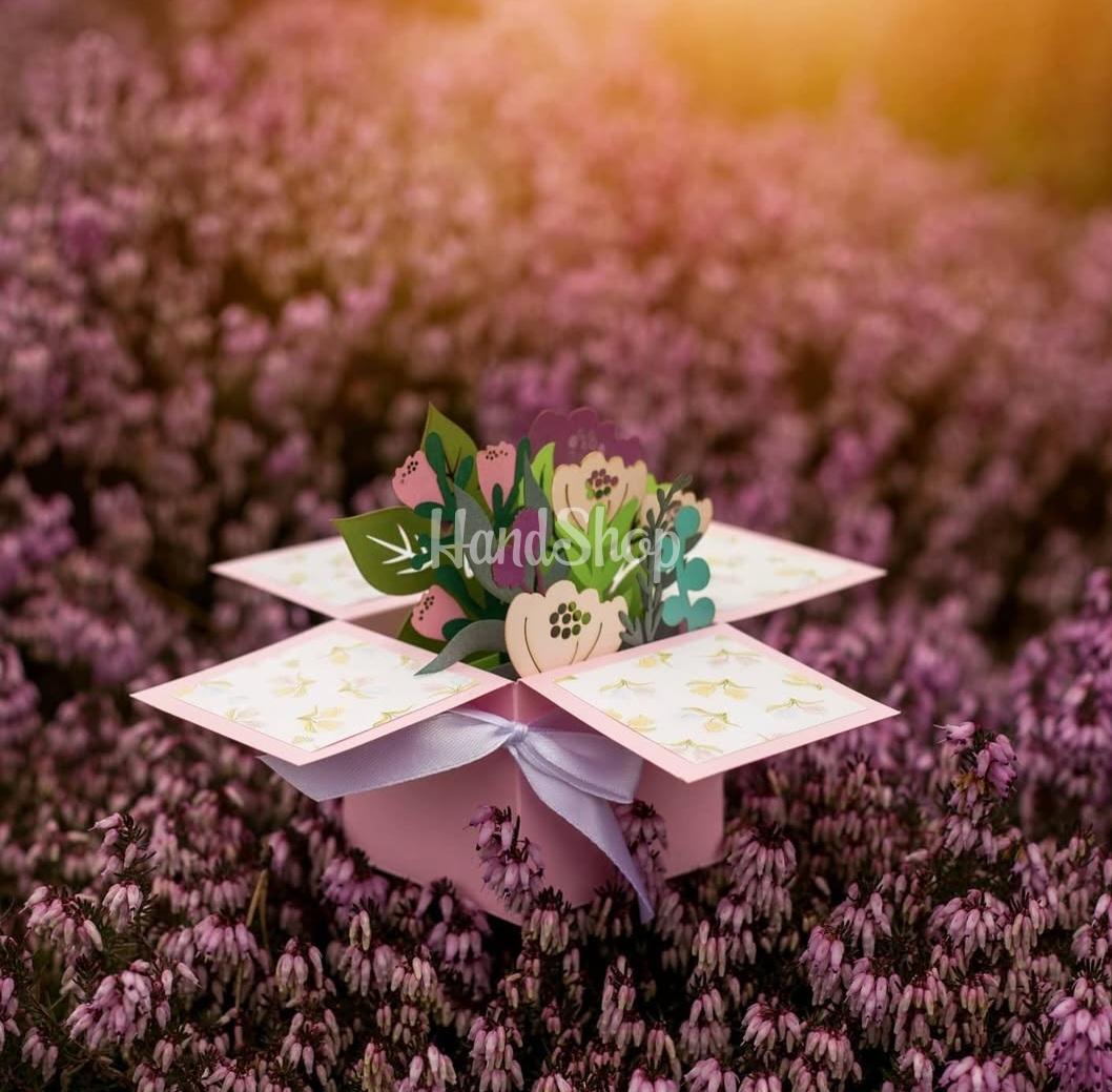 Жіноча листівка об'ємна коробочка сувенір з квітами Жіноча листівка об'ємна коробочка сувенір з квітами