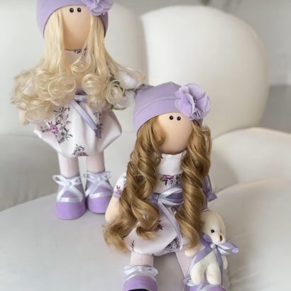 Сувенірна інтер’єрна лялька з довгим кудрявим волоссям