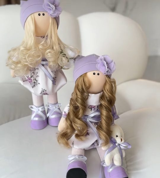 Сувенірна інтер’єрна лялька з довгим кудрявим волоссям