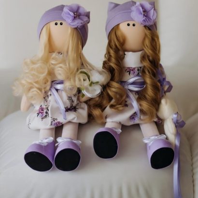 Сувенірна інтер’єрна лялька з довгим кудрявим волоссям