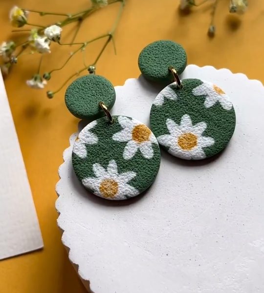 Жіночі круглі сережки з квітами ромашки, полімерна глина