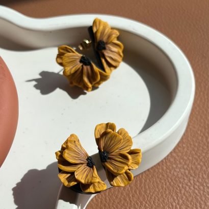 Святкові жіночі сережки квітка половинки з полімерної глини