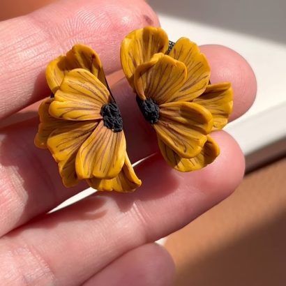 Святкові жіночі сережки квітка половинки з полімерної глини