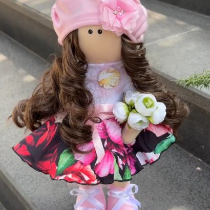 Інтер’єрна лялька тільда з кудрявим довгим волоссям у сукні