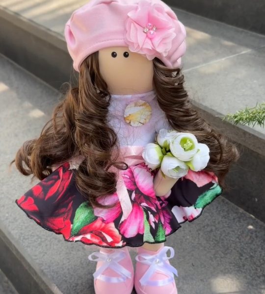 Інтер’єрна лялька тільда з кудрявим довгим волоссям у сукні