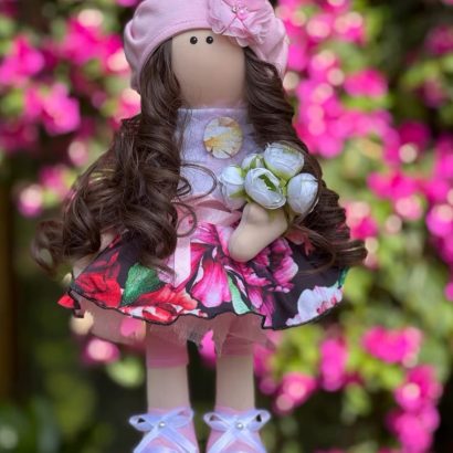 Інтер’єрна лялька тільда з кудрявим довгим волоссям у сукні