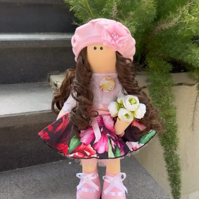 Інтер’єрна лялька тільда з кудрявим довгим волоссям у сукні