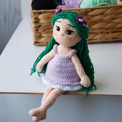 В’язана іграшка лялька лісова Мавка у фіолетовій сукні