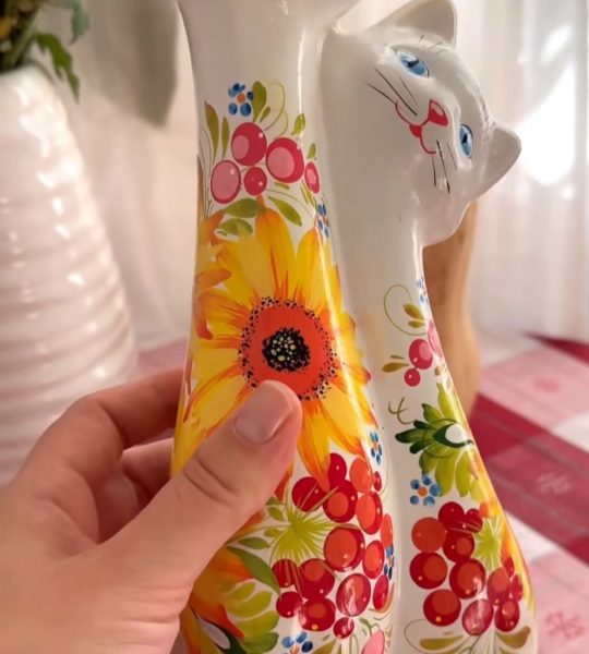 Сувенірна пара білі котики петриківський розпис кераміка