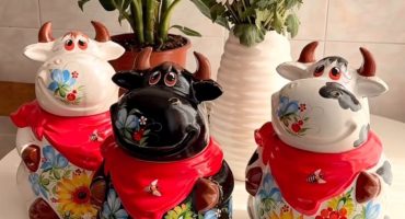 Керамічна ємність у вигляді корівки з квітковим петриківським розписом: ідеальний подарунок для дому і затишної кухні