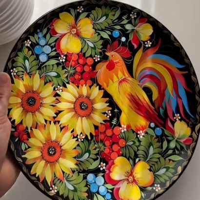 Керамічна тарілка панно петриківський розпис півник