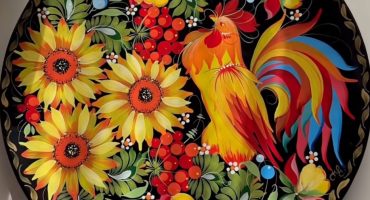 Тарілка з петриківським розписом півник у квітах - чудовий сувенір, що поєднує народні традиції з сучасною естетикою