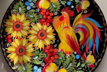 Тарілка з петриківським розписом півник у квітах - чудовий сувенір, що поєднує народні традиції з сучасною естетикою Тарілка з петриківським розписом півник у квітах - чудовий сувенір, що поєднує народні традиції з сучасною естетикою