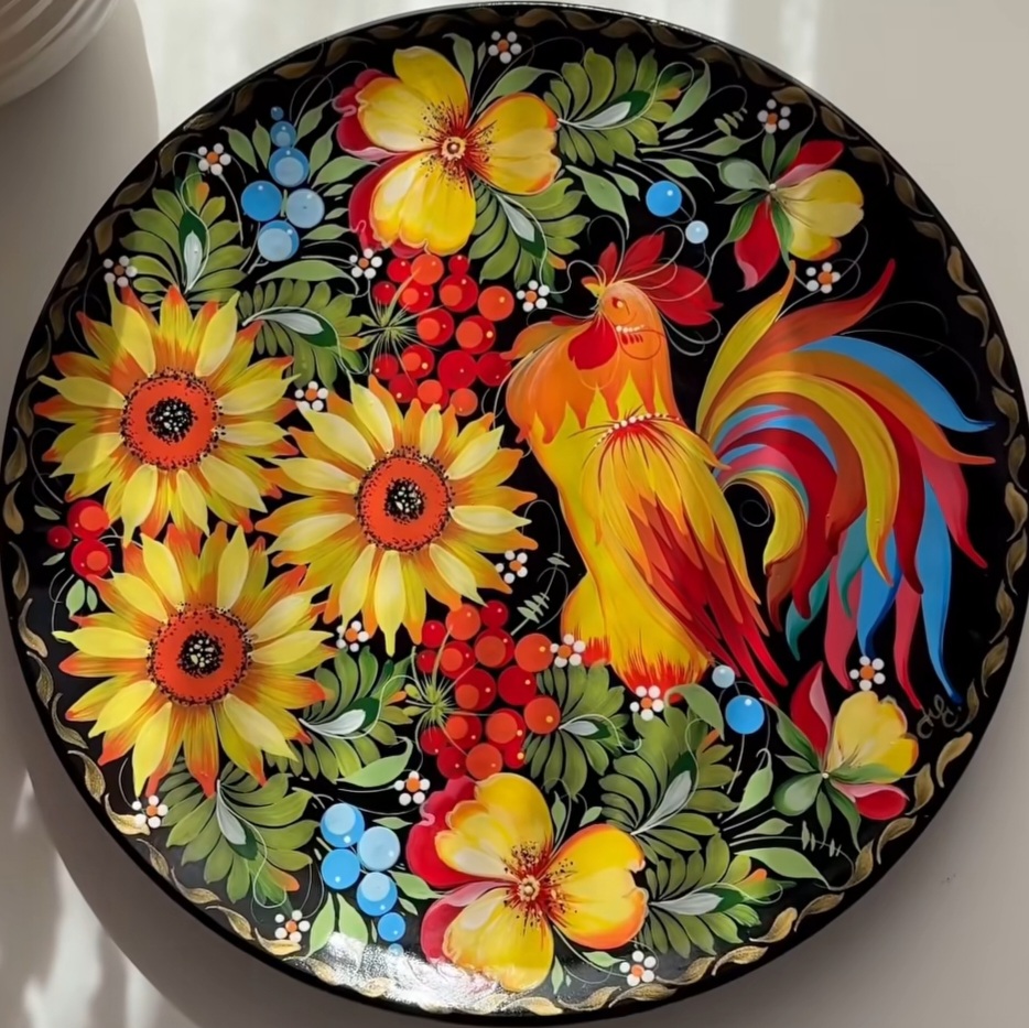 Тарілка з петриківським розписом півник у квітах - чудовий сувенір, що поєднує народні традиції з сучасною естетикою