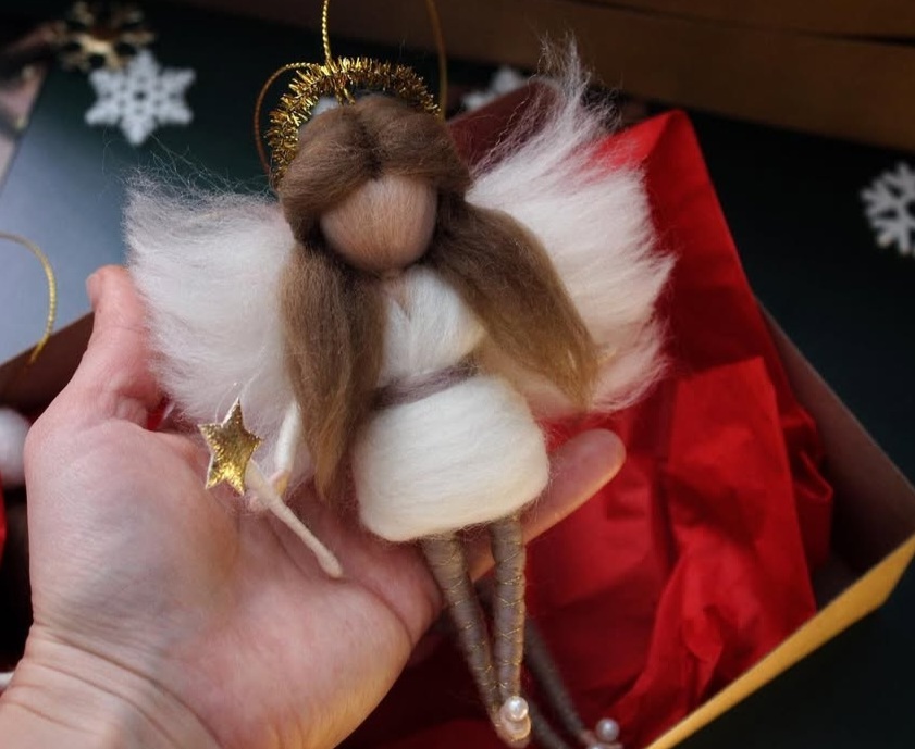 Милі ляльки-ангели з вовни для Різдва: чудові новорічні підвіски ручної роботи для вашої ялинки 2026