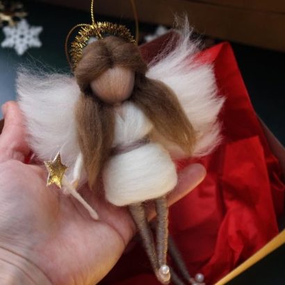 Новорічна лялька підвіска ангел з вовни на ниточці 2025