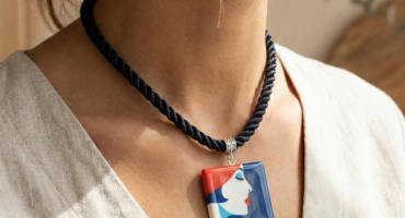 Ідеальний подарунок для мами на День Матері: авторський дерев’яний кулон ручної роботи Malika Favre