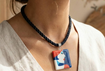 Ідеальний подарунок для мами на День Матері: авторський дерев’яний кулон ручної роботи Malika Favre