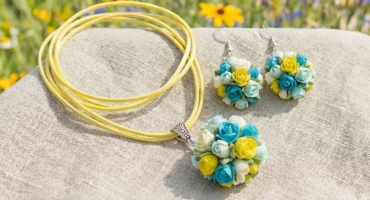 Подарунок коханій на 14 лютого - прикраси сережки та кулон квіти троянд з глини, створені з любов’ю Подарунок коханій на 14 лютого - прикраси сережки та кулон квіти троянд з глини, створені з любов’ю