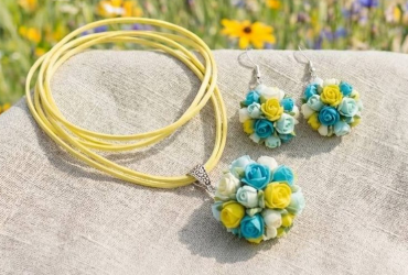 Подарунок коханій на 14 лютого - прикраси сережки та кулон квіти троянд з глини, створені з любов’ю