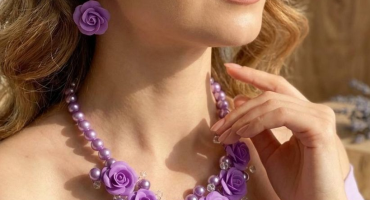 Подаруй мамі на День Матері квіти, що не зав’януть - комплект прикрас з холодного фарфору фіолетові троянди