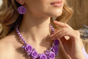 Подаруй мамі на День Матері квіти, що не зав’януть - комплект прикрас з холодного фарфору фіолетові троянди