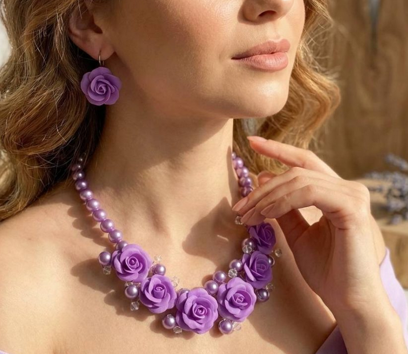 Подаруй мамі на День Матері квіти, що не зав’януть - комплект прикрас з холодного фарфору фіолетові троянди