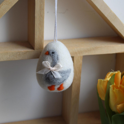 Великоднє яйце підвіска з сірою гусочкою та бантиком