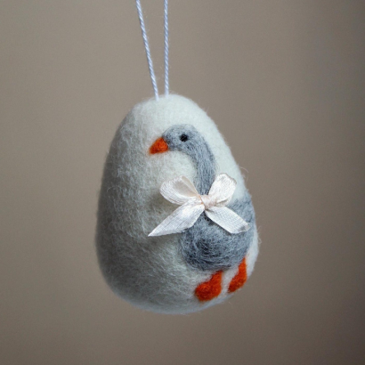 Великоднє яйце підвіска з сірою гусочкою та бантиком