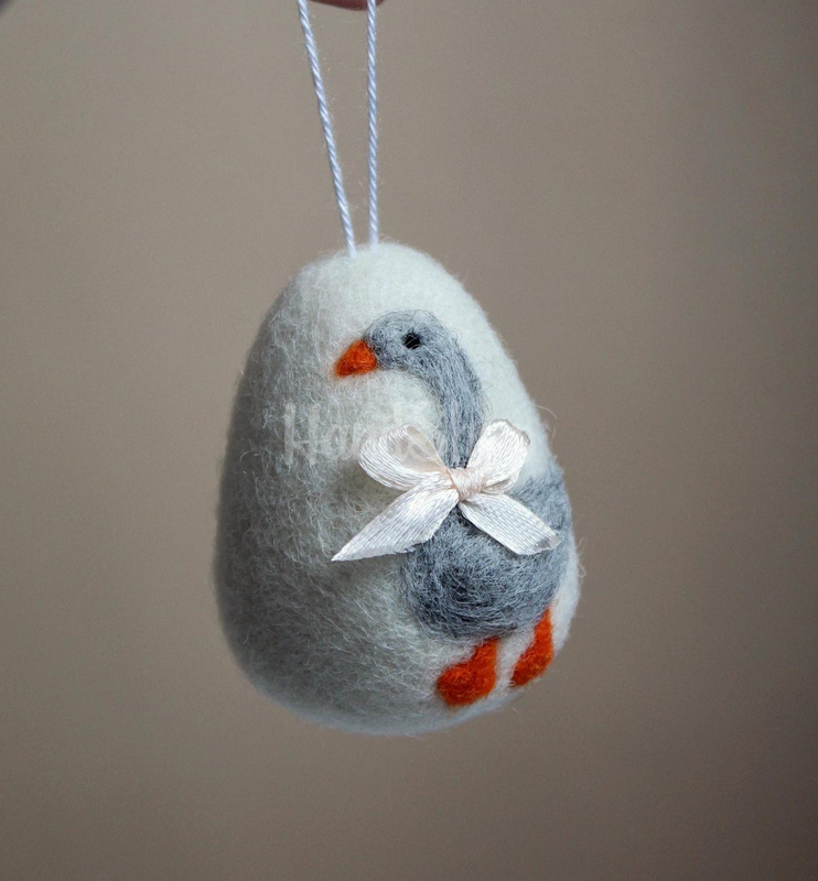 Великоднє яйце підвіска з сірою гусочкою та бантиком Великоднє яйце підвіска з сірою гусочкою та бантиком