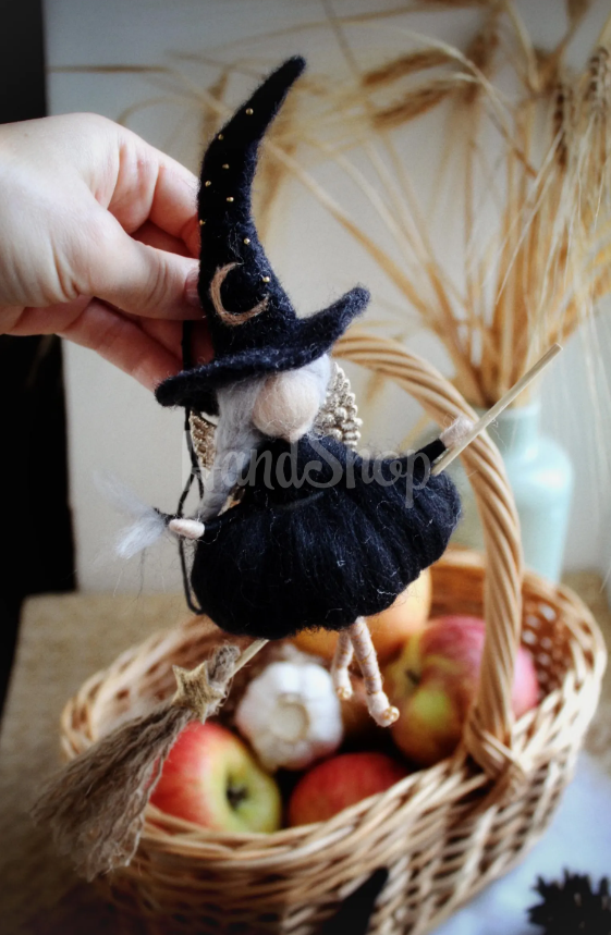 Авторская мини кукла ведьмочка из шерсти на метле Halloween 2027 — фото 2