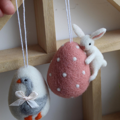 Великоднє яйце підвіска з сірою гусочкою та бантиком